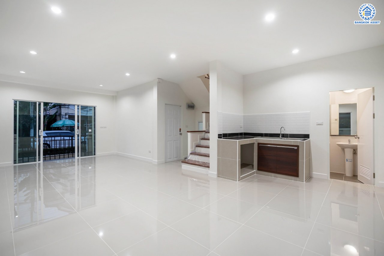 บ้านมือสองตกแต่งใหม่ แบรนด์ Property Perfect ม.เพอร์เฟคพาร์ค วัดพระนอน เนื้อที่ 35.7 ตร.ว. บ้านแฝดฟังก์ชันระดับบ้านเดี่ยว! 3 ห้องนอน 2 ห้องน้ำ 1 ที่จอดรถ Private Zone พร้อม Facilities ครบครัน บนทำเลเชื่อมต่อถนนกาญจนาฯ ใกล้ทางด่วน ศรีรัช-วงแหวนฯ เซ็นทรัลเวสต์เกต และรถไฟฟ้าสายสีม่วง "สถานีตลาดบางใหญ่"